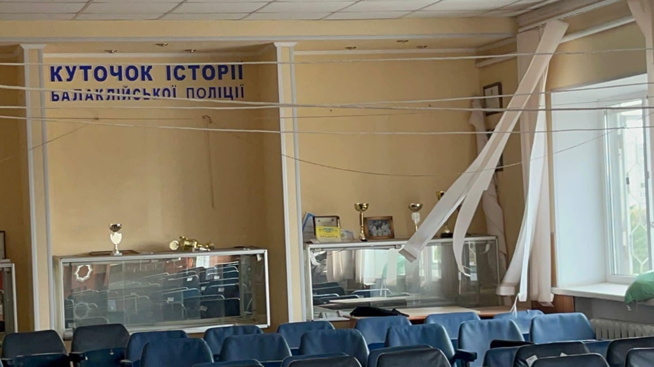 Варили самогон в райвідділах: показали, як жили окупанти у Харківській області